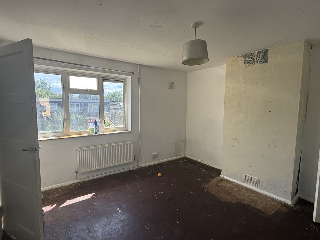 Lot: 145 - BUNGALOW IN NEED OF IMPROVEMENT IN WEALDEN VILLAGE - Living Room in Bungalow in Need of Improvement